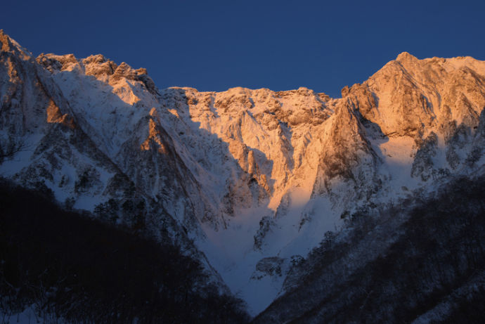 谷川岳に雪が積もった写真