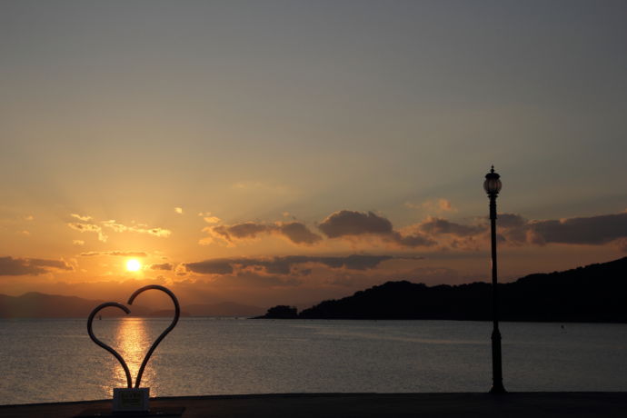 親水護岸から眺められる夕日