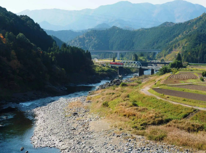 長良川の上を走る長良川鉄道