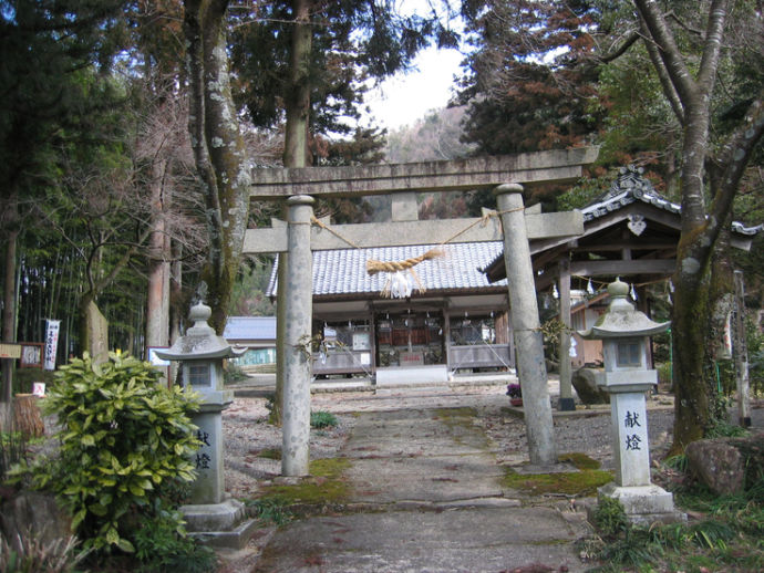 勝原子安神社の鳥居前