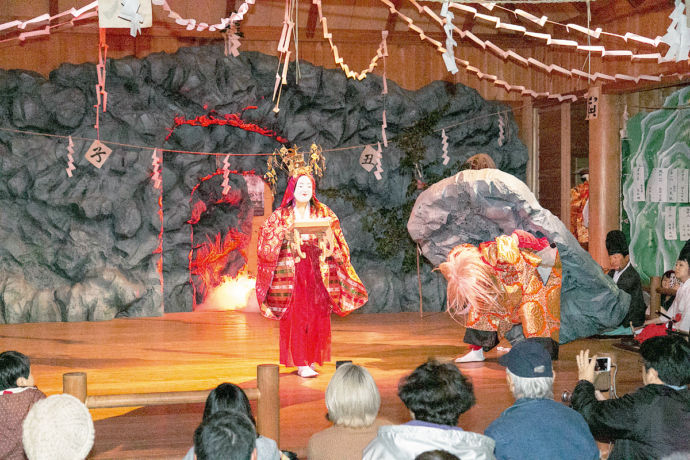 南阿蘇村の長野阿蘇神社神楽の様子