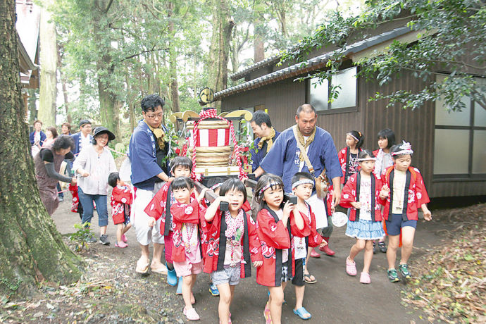 南阿蘇村のおみこしを担ぐ子どもたち