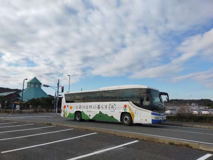 広い駐車場とバス