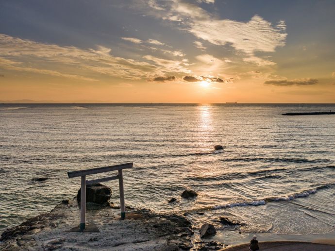 沈みゆく夕日とつぶてヶ浦の鳥居