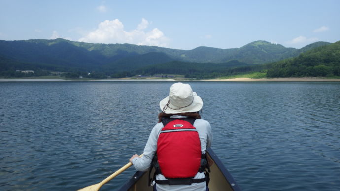 湖でカヌーを漕ぐ人