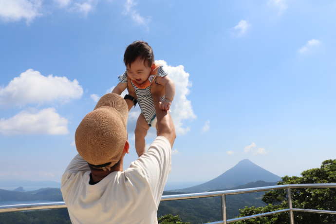 南九州市で子どもと遊ぶ親子の様子