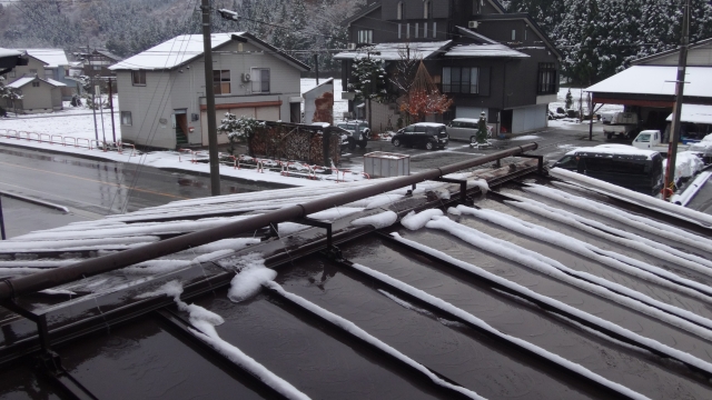 南魚沼市内の住宅の屋根に設置された消雪パイプ