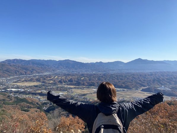 埼玉県皆野町を一望する女性