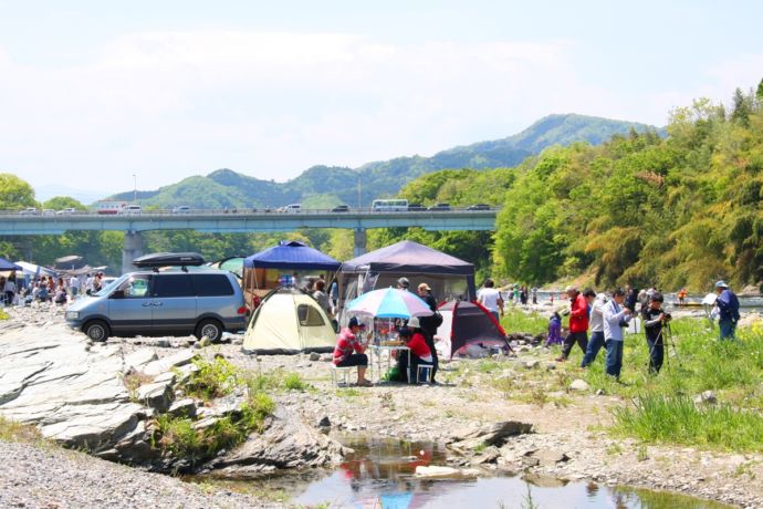 みなの親鼻河原で川遊びを楽しむ人々