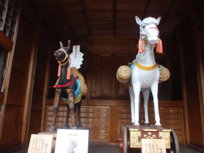 飛驒一宮水無神社の白と黒の神馬像