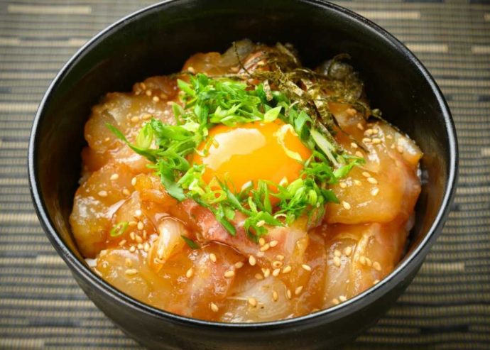 丼にびっしり鯛が敷き詰められた「みなっと鯛めし」