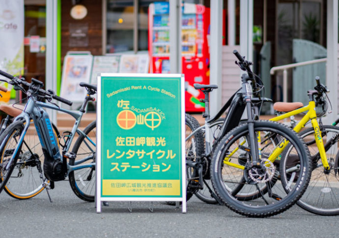 レンタサイクルの案内看板と自転車