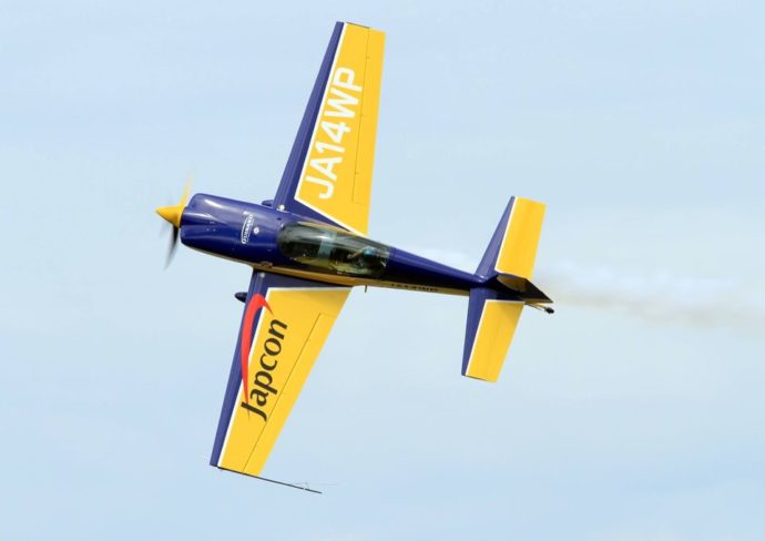 航空アクロバットショーで空を飛ぶ飛行機