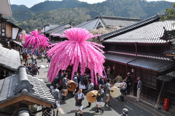 美濃まつりでの花みこしの様子