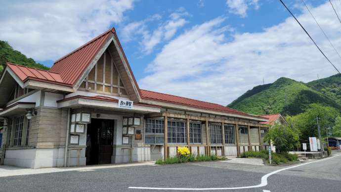 美咲町にある吉ヶ原駅の外観