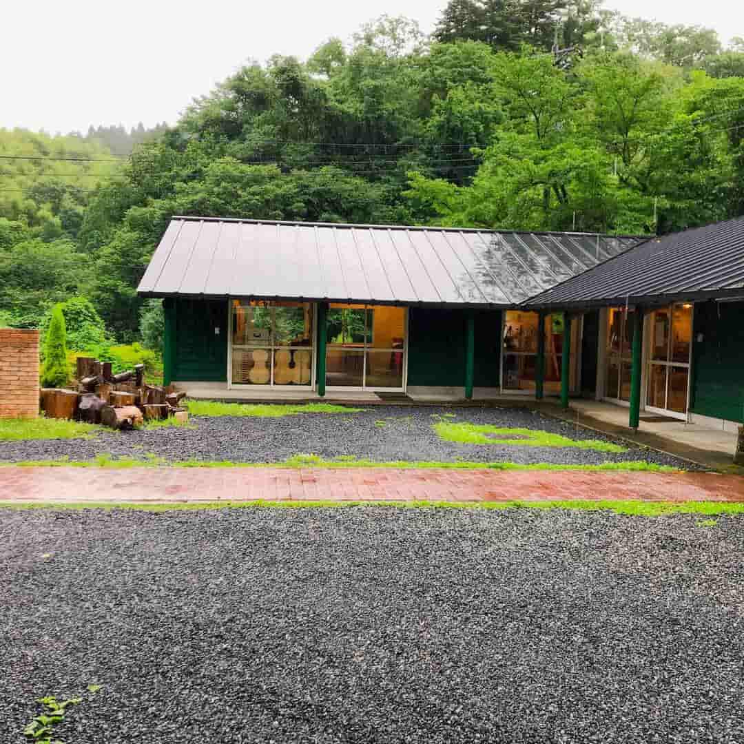 鳥取県東伯郡にある三朝バイオリン美術館