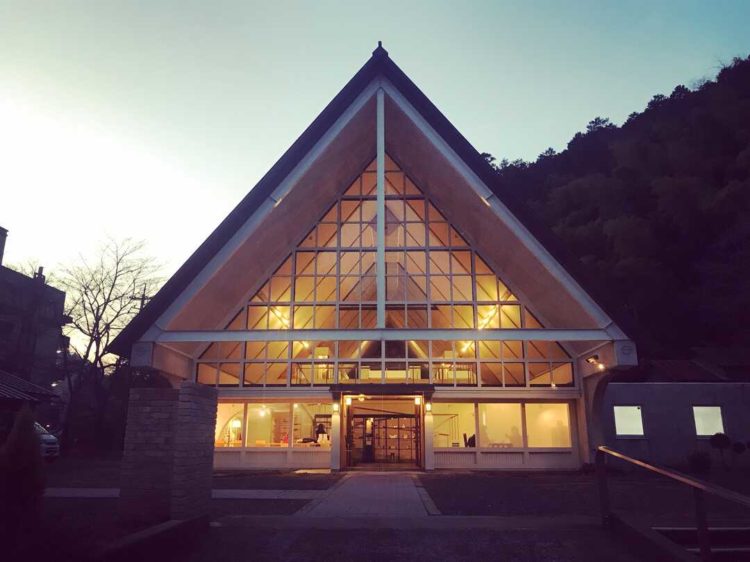 鳥取県東伯郡にある三朝バイオリン美術館の夜の外観