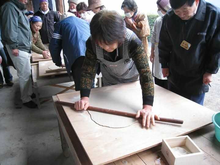 美郷ほたる館の蕎麦打ち体験