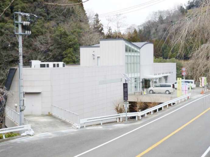 徳島県吉野川市美郷にある美郷ほたる館の外観