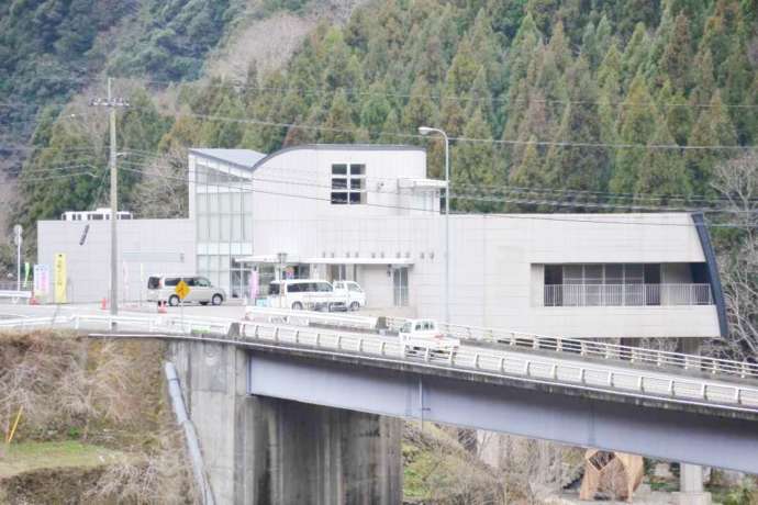 国道193号線側から眺める美郷ほたる館の外観