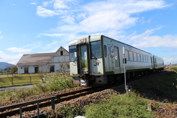 美里町を走る、JR八高線の電車