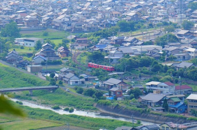 御嵩町の風景と名鉄広見線の電車