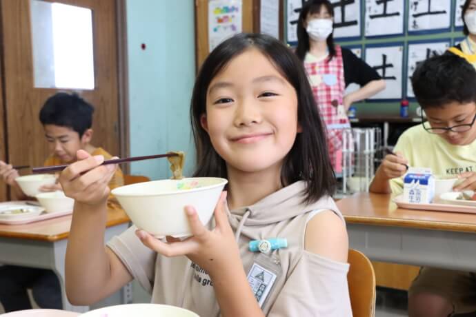 給食を食べる小学生