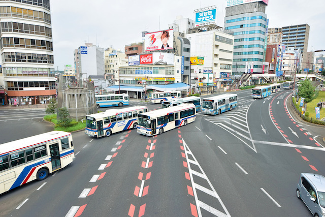 水戸市の市街地を走るバス