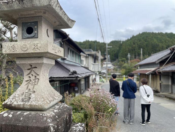 伊勢本街道付近を歩く人々