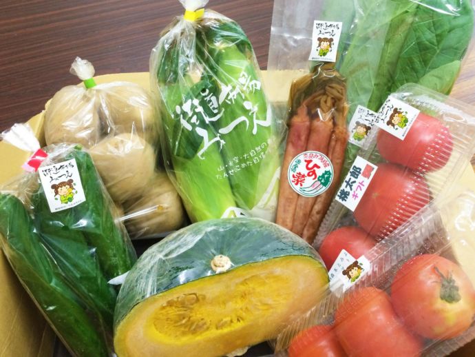 段ボール箱に入ったさまざまな野菜