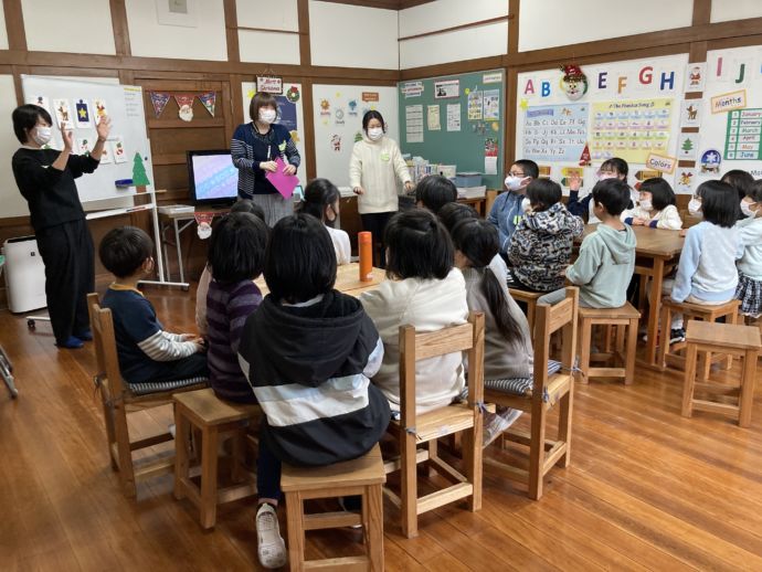 村営の英語塾で地元の子供達が勉強している様子