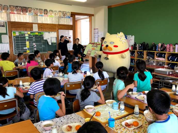 村のゆるキャラ「みやさん」が訪れた際の給食時の様子