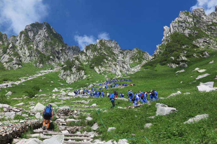 中学生による登山の様子