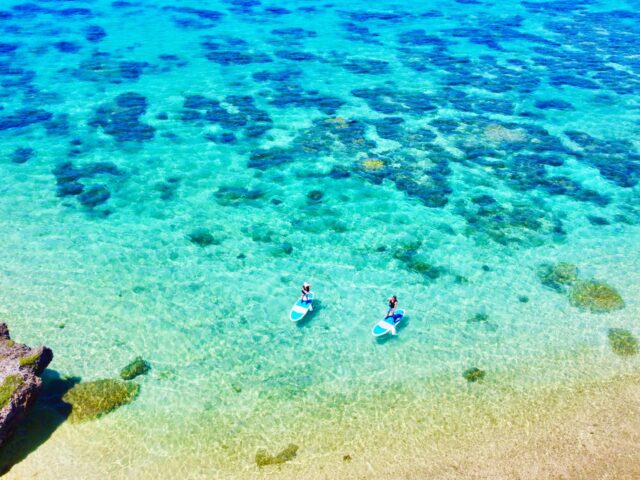 透明な海の広がるビーチ