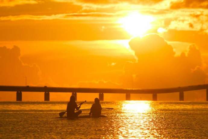 夕日に染まる海を眺める、サンセットカヌーツアー