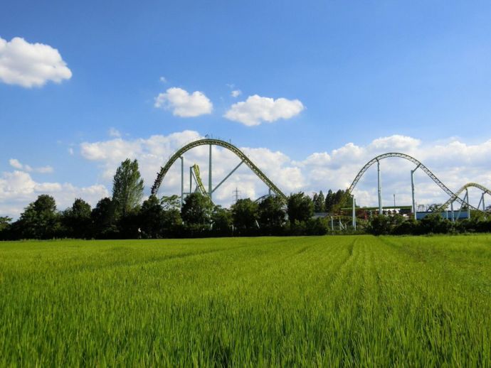 宮代町の田園風景と東部動物公園のジェットコースター