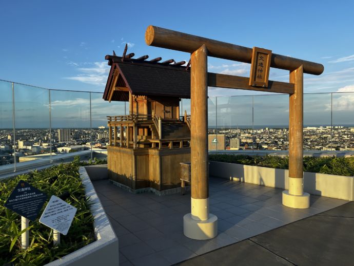 アミュプラザみやざき「うみ館」の屋上デッキにある交通神社