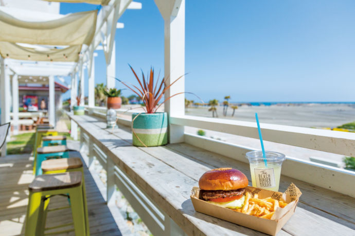 「The BEACH BURGER HOUSE」のテラス席