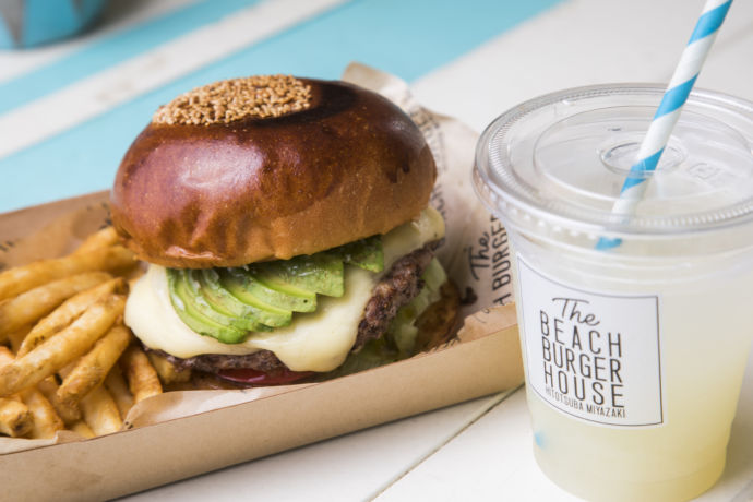 「The BEACH BURGER HOUSE」の「AVOCADO MOZZARELLA BURGER」