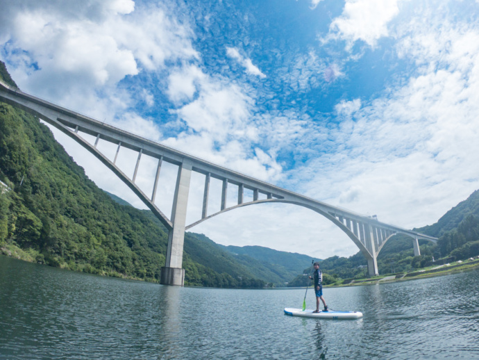 徳島県三好市の池田湖でSUPをする写真