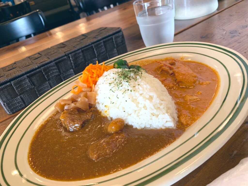 溝ノ口カレーの2種類のカレー、野菜、ご飯セットの盛り付け例