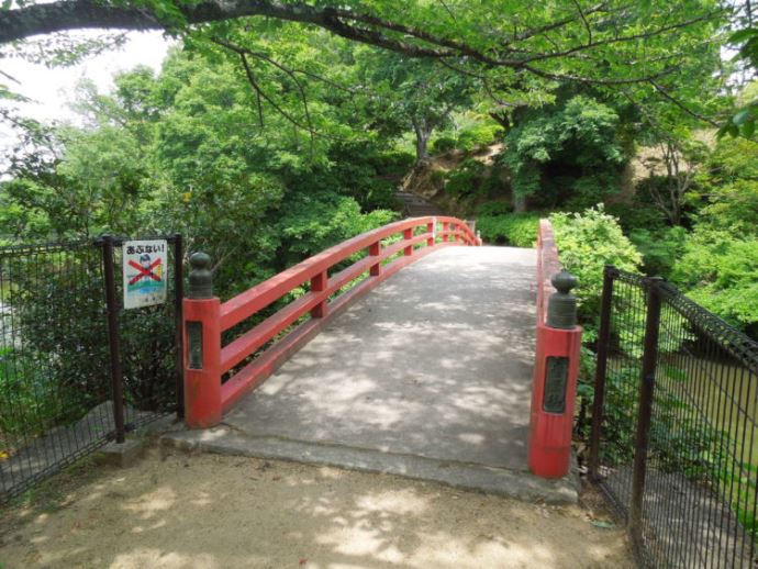 水間寺付近の水間公園にある愛染橋