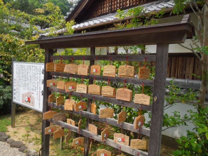 水間寺の愛染堂にある絵馬かけ所