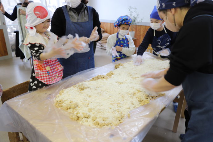 お酒の仕込み体験をする子ども達