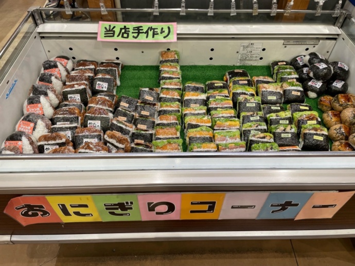 「道の駅 もっくる新城（しんしろ）」内部の売店で販売される各種おにぎり