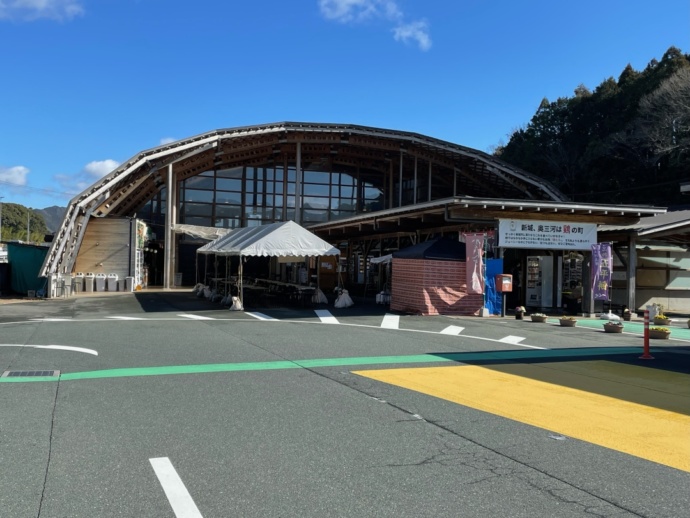 「道の駅 もっくる新城（しんしろ）」の正面外観