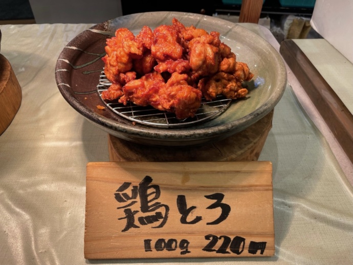 「道の駅 もっくる新城（しんしろ）」内部の売店で販売される「鶏とろ唐揚げ」