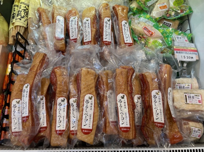 「道の駅 もっくる新城（しんしろ）」内部の売店で販売される「吊るしベーコン」