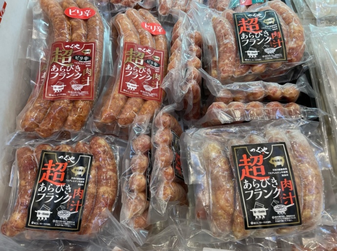 「道の駅 もっくる新城（しんしろ）」内部の売店で販売される「あらびきフランクフルト」