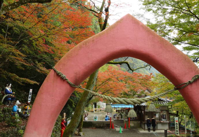 「桃太郎神社」の桃鳥居から見る境内